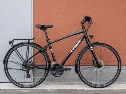 Trek Verve 1 Equipped Homme 23 Trek Verve 1 Equipped Homme -RideLight Boutique Verve1Equipped 21 33540 A Portrait 1584