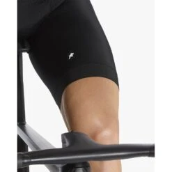 Assos EQUIPE R Bib Shorts S9 Black Series Homme Noir 18 Assos EQUIPE R Bib Shorts S9 Black Series Homme Noir -RideLight Boutique main Capture d cran 2023 03 02 14.21.03 7dde